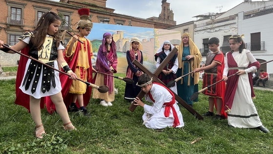 Los niños y niñas Comunión representaron su particular el Vía Crucis Viviente