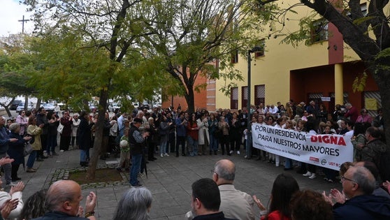 Familiares y trabajadores reivindican «una residencia digna para nuestros mayores»