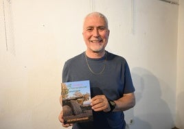 Amador con su nuevo libro