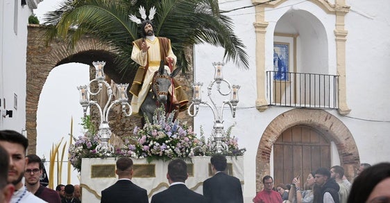 La Borriquita y la Oración miran al cielo antes de su salida este Domingo de Ramos