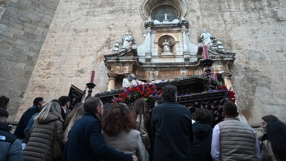 La lluvia desluce parte de la procesión del Santo Entierro y la Virgen de los Dolores