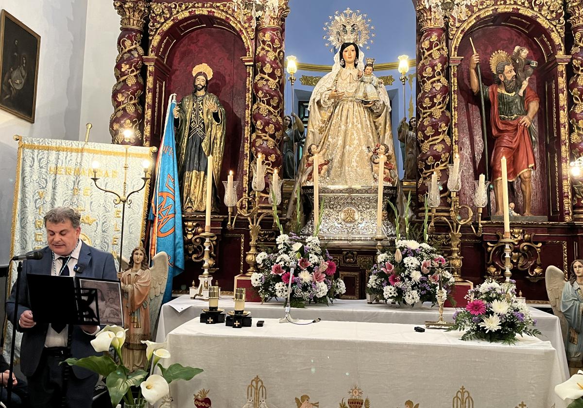 El pregonero durante su discurso en la ermita de la Virgen de Belén