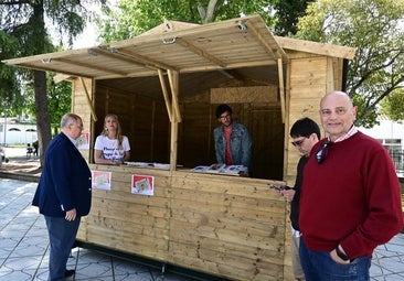 Algunos de los escritores locales junto al alcalde en la inauguración