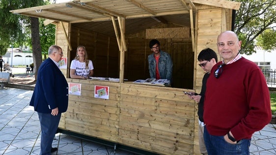 La Feria del Libro llena de literatura la Plaza de España
