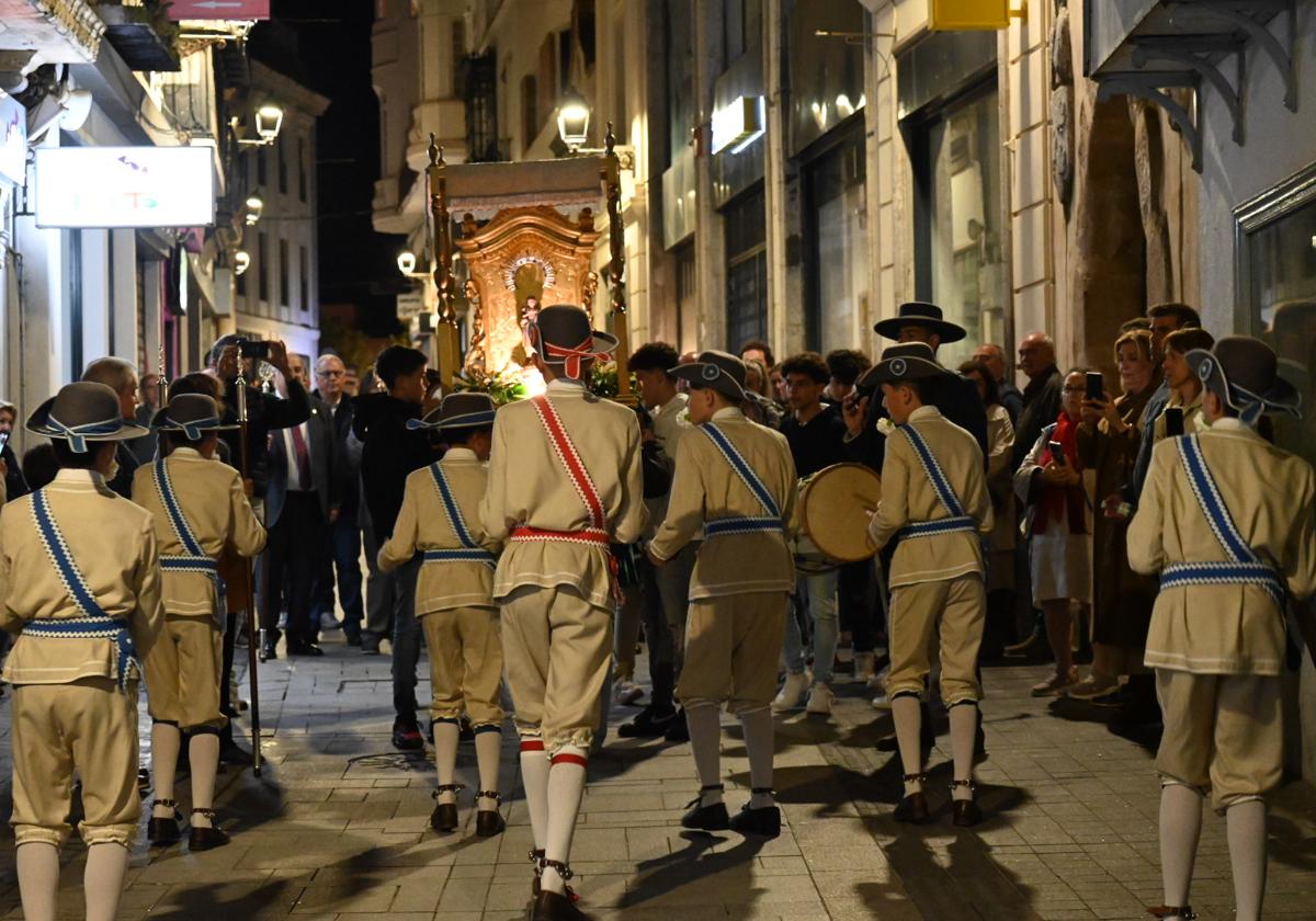 Procesión de la Esperancita acompañada por los Danzantes de Fuentes de León