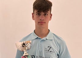 El joven Raúl Guitiérrez Toro con su trofeo de campeón