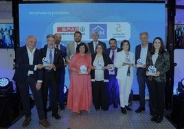 Foto de familia con los premiados