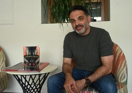 Mario Peloche con su novela