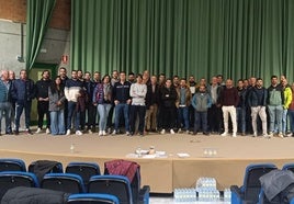 Algunos de los asociados de Aexauto en una reunión en Zafra