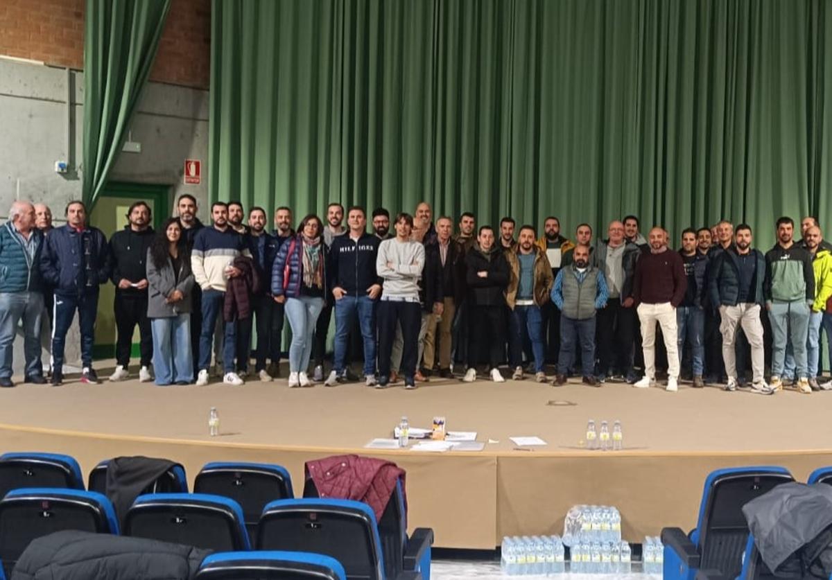 Algunos de los asociados de Aexauto en una reunión en Zafra