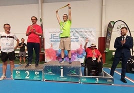 Adrián muy contento con su medalla de campeón