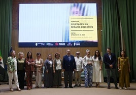 Algunos de los participantes en la jornada junto a las autoridades