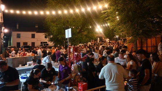 Buen ambiente en XI Velada de la Cruz de Mayo de la Humildad y Paciencia