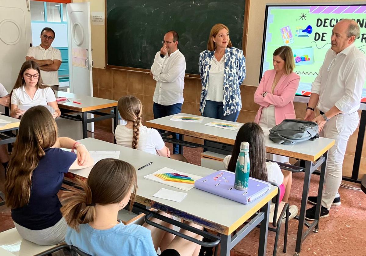Visita de las autoridades al aulmando que realiz el programa