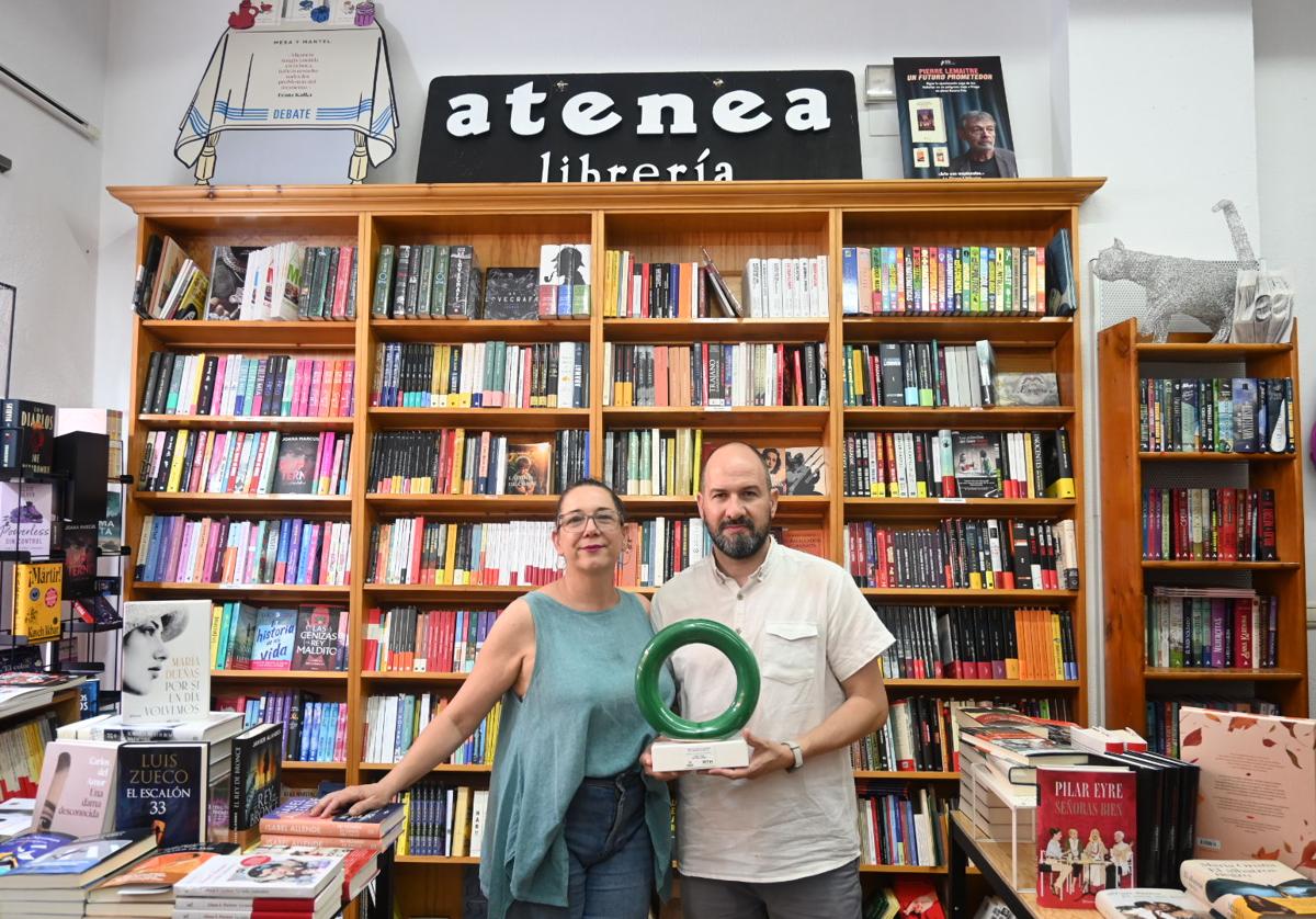 Pepa e Iván con el premio en la librería