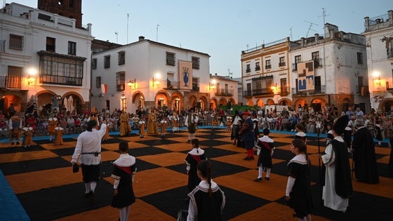 La Plaza Grande volvió a vivir el espectáculo del Ajedrez Viviente