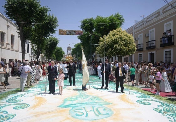 La procesión a su paso por la calle Ancha