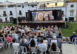 La primera representación corrió a cargo del gruo de teatro local Semos Asina, con lleno completo