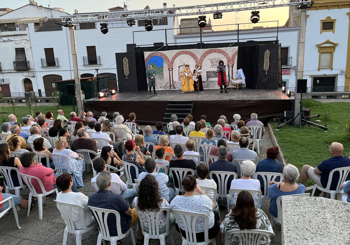 La primera representación corrió a cargo del gruo de teatro local Semos Asina, con lleno completo