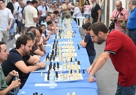 El maestro Hugo y su hijo durante la simultánea