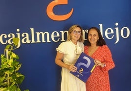 La direcrora de Caja Almendralejo junto a la presidneta de la ONG