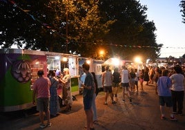 Ambiente en la avenida del recinto ferial junto a la Caseta Municipal