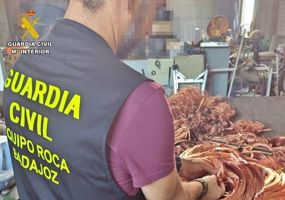La guardia Civil con los cables hallados
