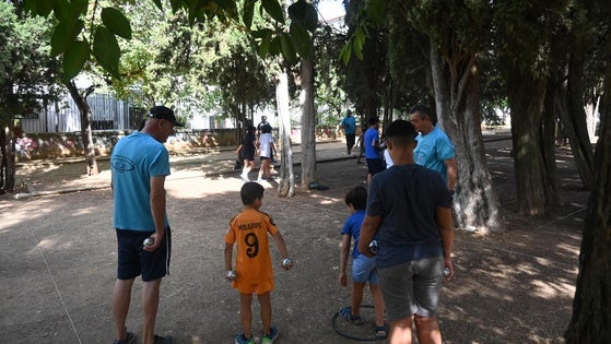 Casi 40 niños y niñas disfrutaron de una jornada de petanca en el parque