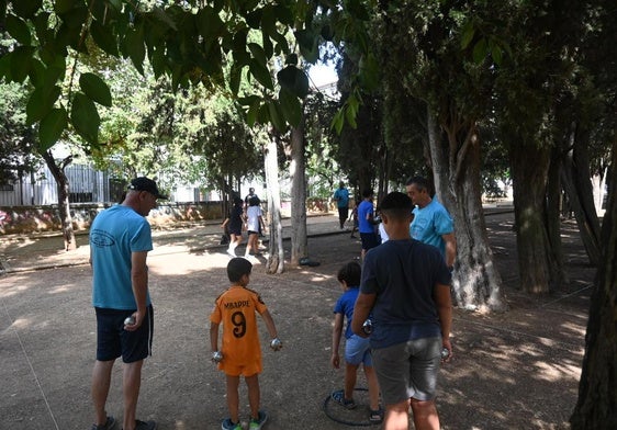 Unoa jornada de petanca en el parque