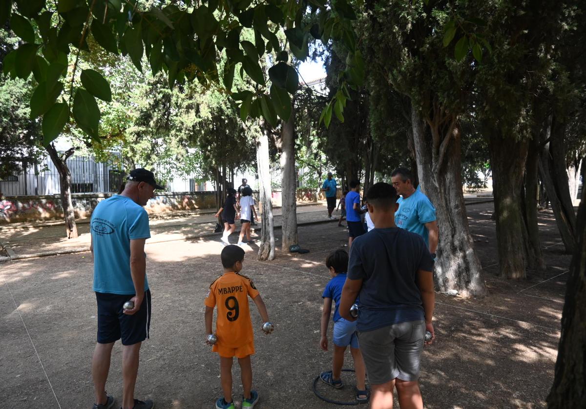 Unoa jornada de petanca en el parque
