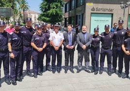 Los nuevos agentes junto al subinspector jefe y las autoridades en la entrega de despachos