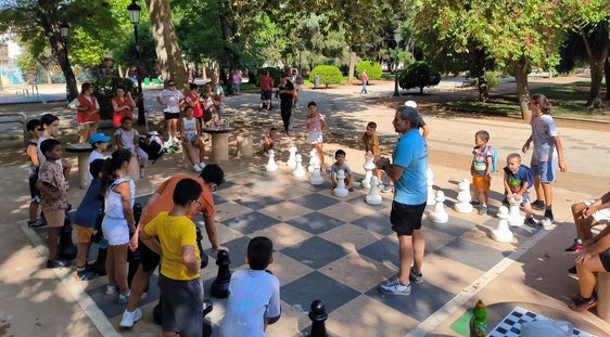25 niños y niñas disfrutaron de una jornada de ajedrez en el rincón de Ruy López