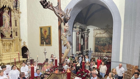 El Cristo del Rosario vuelve a su templo entre el fervor de sus fieles