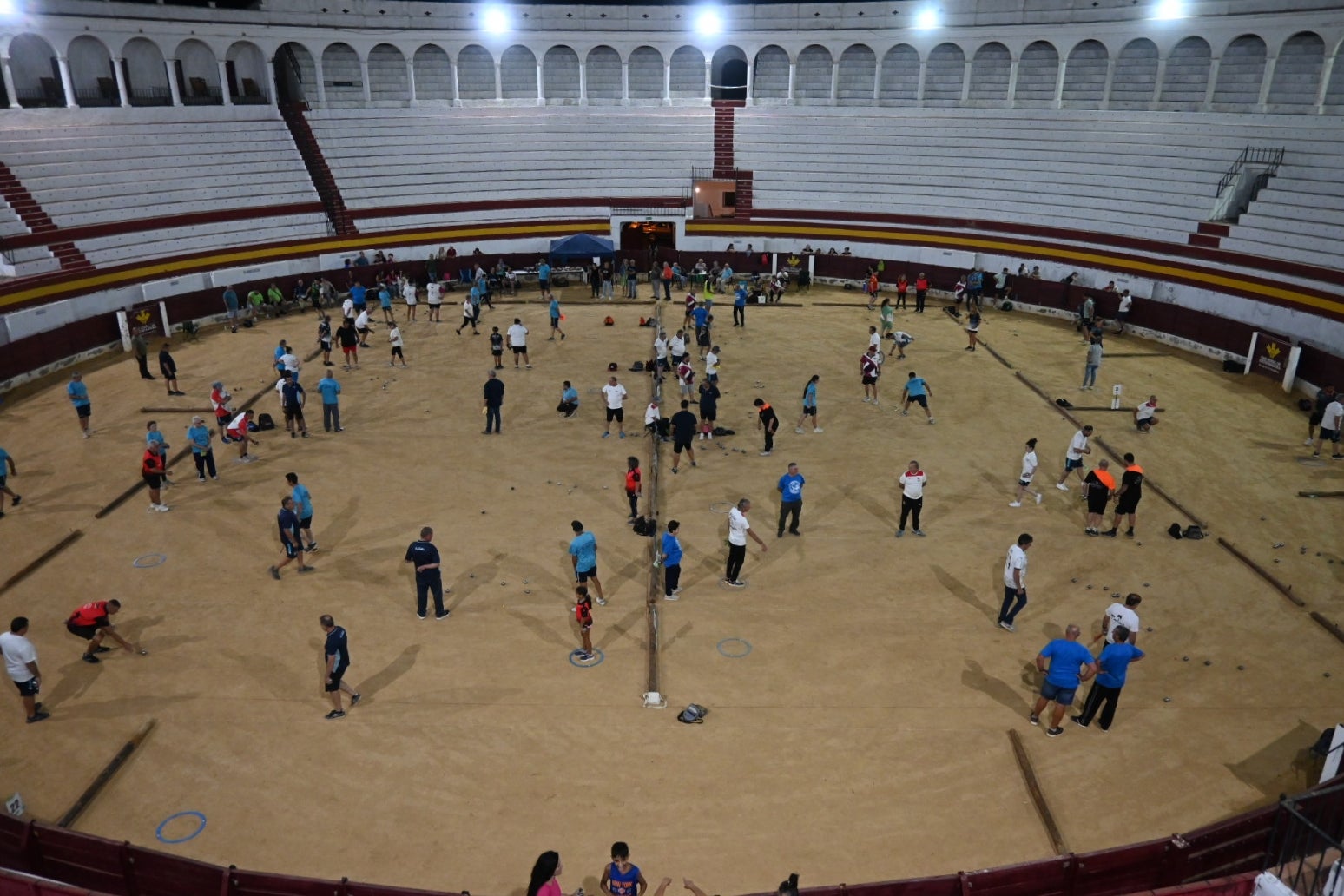 Gran ambiente de petanqueros en la plaza de toros