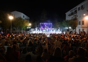 GRan ambiente en la plaza durante el concierto