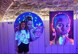 La autora junto a sus obras