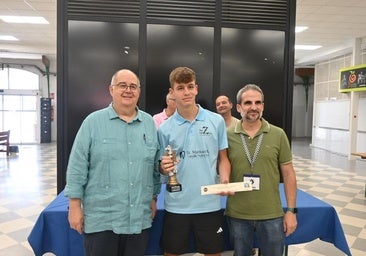 Entrega del trofeo al ganador