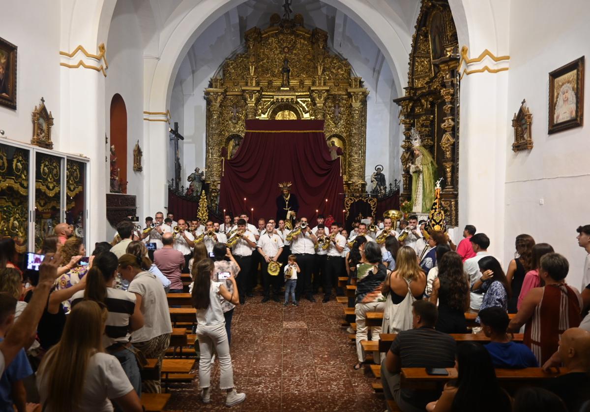 Actuación de la banda en la capilla