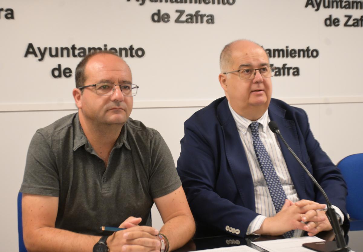 El alcalde y el concejal durante el anuncio de la convocatoria