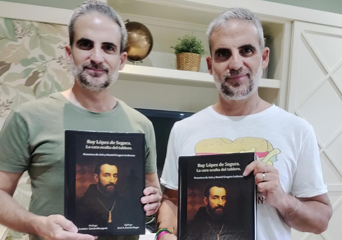 Los hermanos Gragera con el libro de su investigación