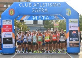 Los atletas participantes en la línea de salida