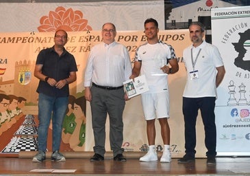 El ganador del Open Intrernacional durante la entrega de trofeos