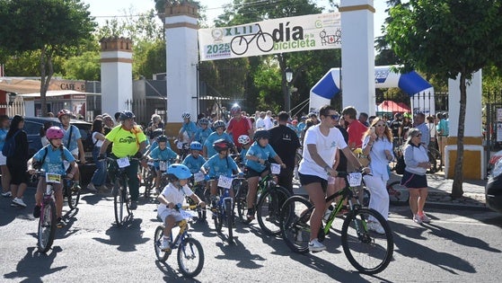 Unas 2.000 personas se dieron cita en el Día de la Bicicleta