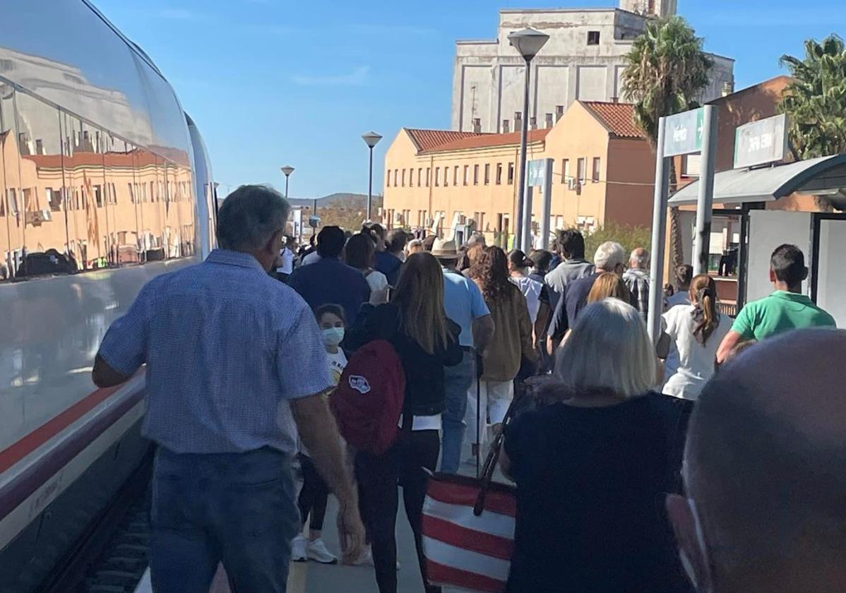 El apeadero se encuentra ubicado frente a la entrada principal del recinto ferial