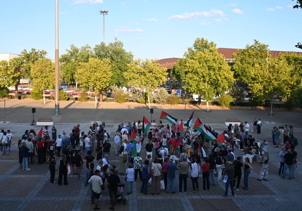 Concentración en la Plaza del Quinto Centenario