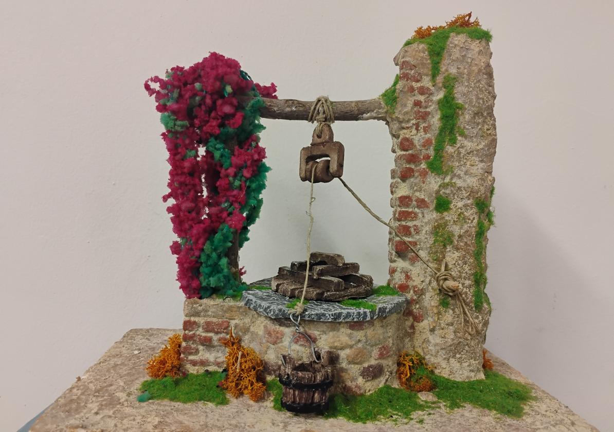 Uno de los elementos, un pozo, elaborados en un taller