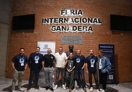 Los ponentes con algunos de los miembros de la asociación
