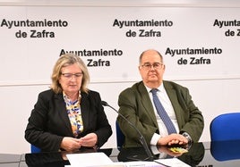 La directora de la UPZ y el alcalde durante la presentación