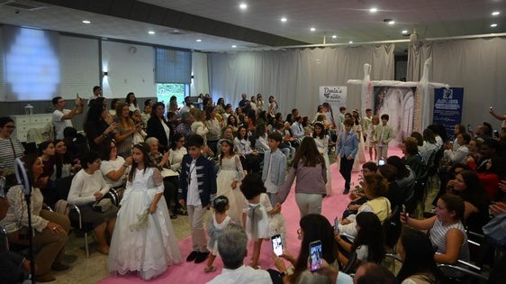 Un desfile de comunión solidario logra recaudar 342 euros para Afade