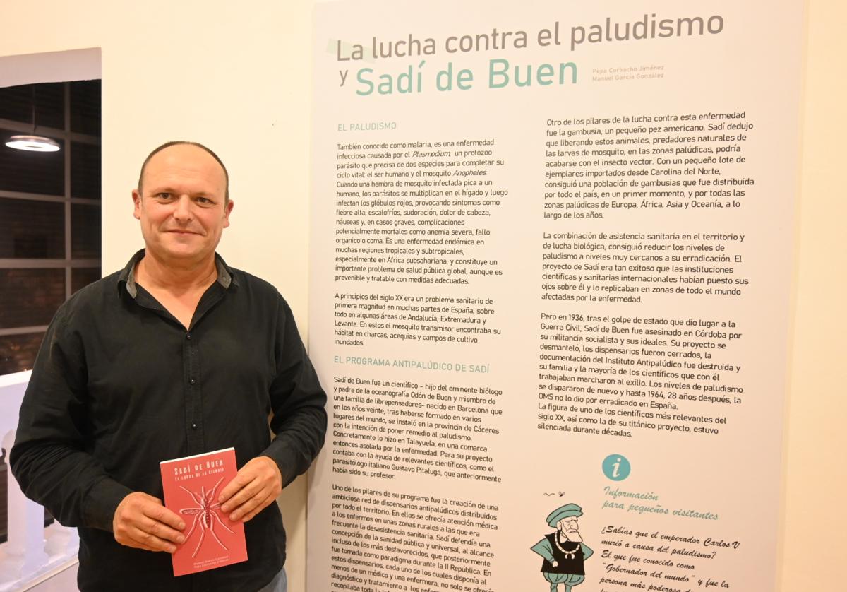 El autor con su libro durante la presentación en el muso